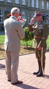Burmistrz Jerzy Ułanowicz wręcza kwiaty Bernardowi Wasilewskiemu, foto: Iwona Hukałowicz