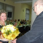 Irena Sakowicz (Prezes Koła) odbiera gratulacje od Romualda Ożlańskiego (Dyrekora M-GCK w Choroszczy), foto: Izolda Hukałowicz