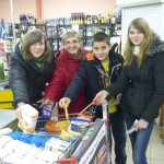 Wolontariusze w sklepach, foto: SHDK w Choroszczy