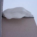 Śnieg na dachu jednego z bloków na ul. Powstania Styczniowego, foto: Izolda Hukałowicz